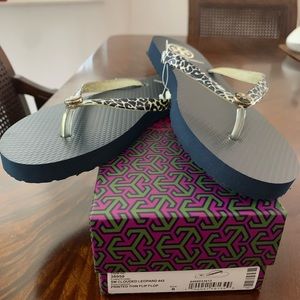 Tory Burch flip flops size 8 clouded leopard dark navy printed